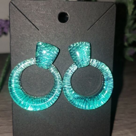 "5/$25" Green/Turquoise 80's style Earrings - Picture 5 of 6